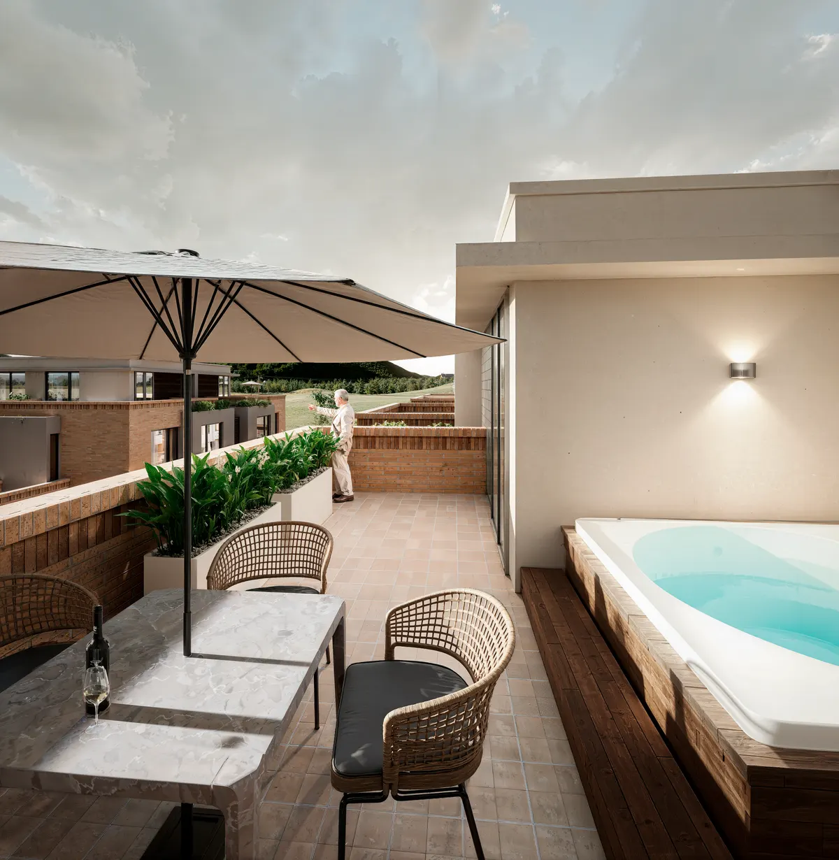 Terraza del tercer piso con jacuzzi, comedor exterior y parasol